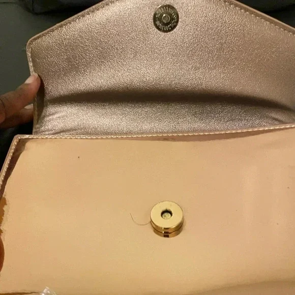 Steve Madden Elegant Rose Gold Faux Leather Envelope Snap Closure Ladies Purse - Picture 4 of 7